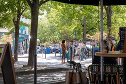 14th-arrondissement;-Café-terrace;-Conviviality;-Edgar-Quinet-district;-Kaleidos;-Kaleidos-images;-La-parole-à-limage;-Neighbourhood-life;-Paris;-Passers-by;-Pharmacy;-Shopping-street;-Stories-Pictures;-Summer;-Tarek-Charara;-Trees;-Wicker-chairs